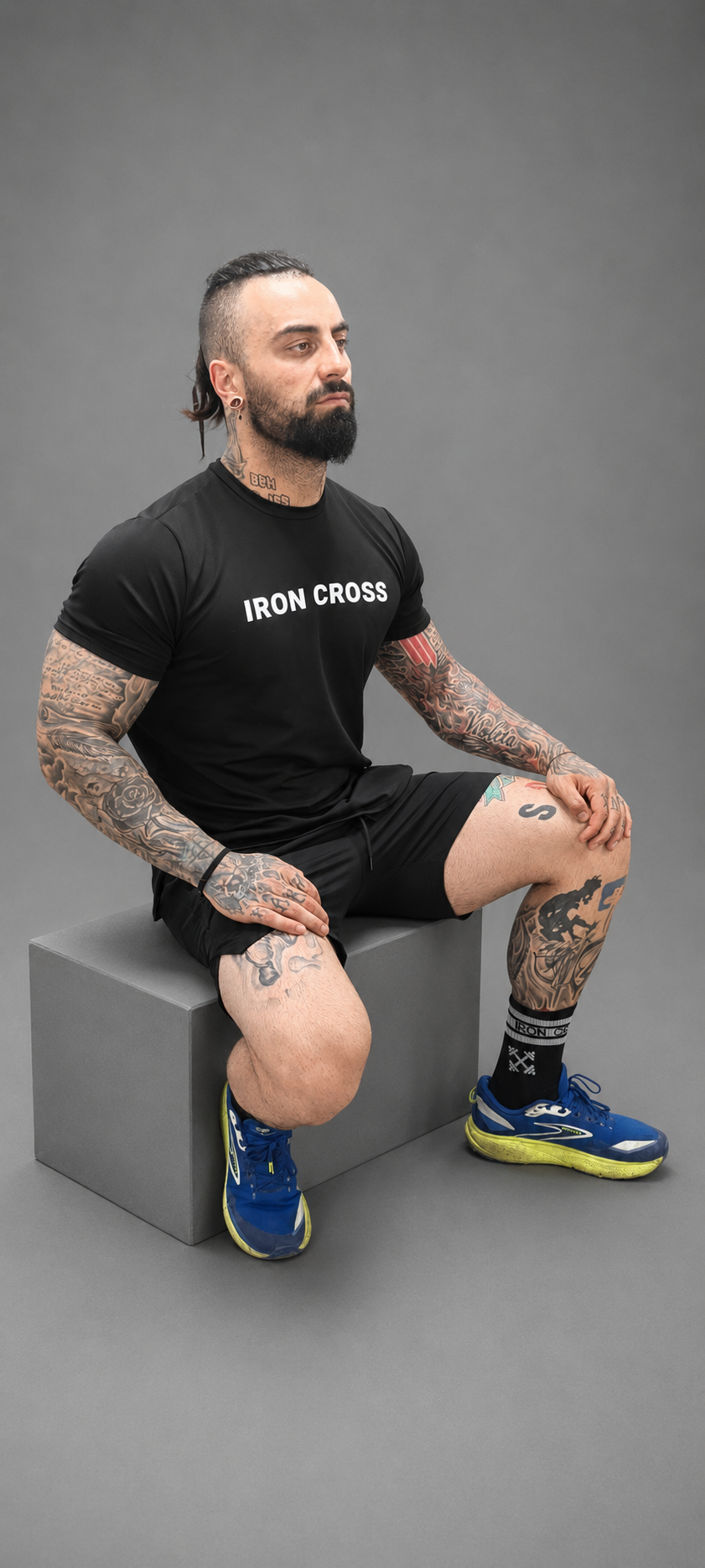 Мъжка тениска Crusader черна - на модел | Iron Cross Apparel